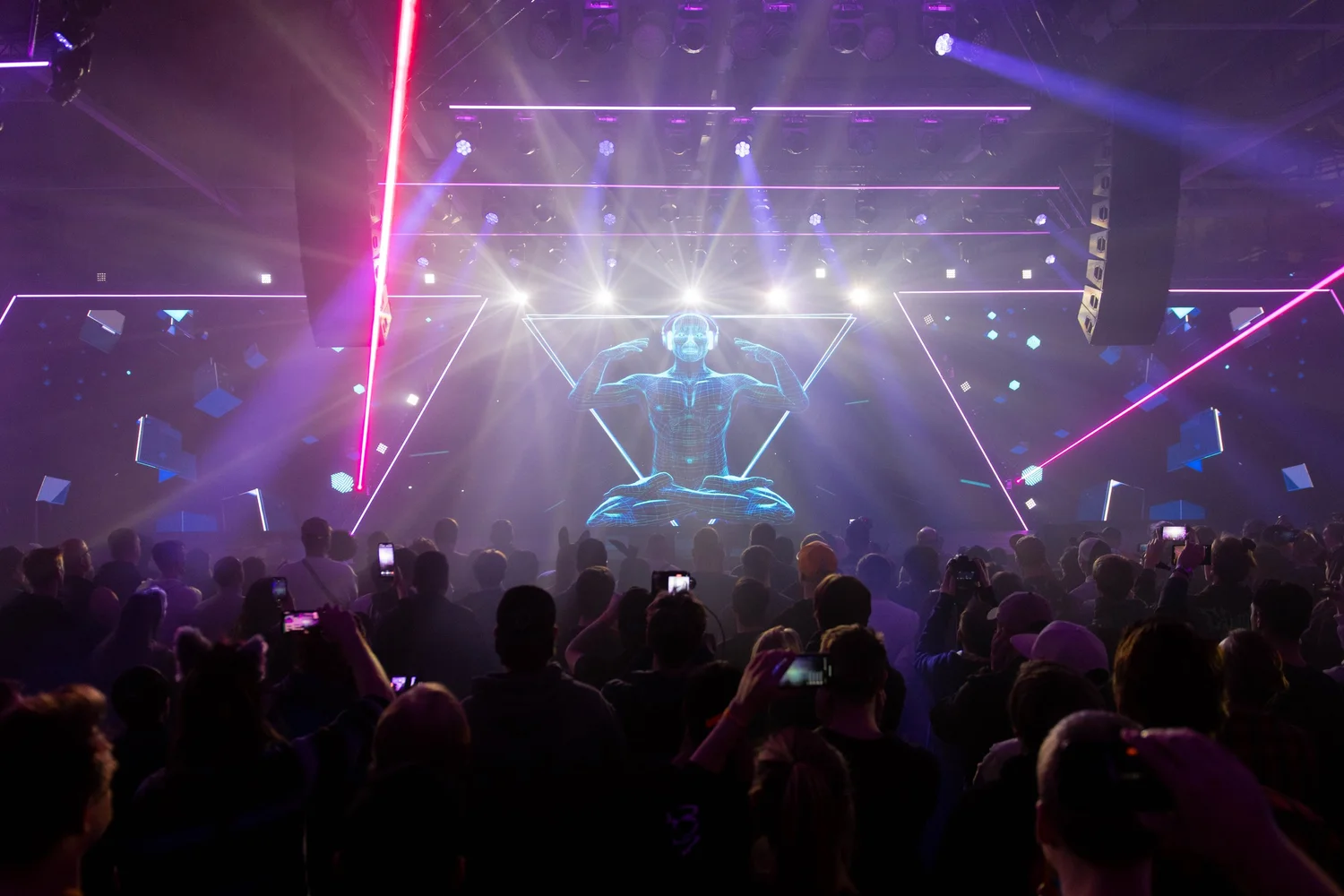 Konsertpublik framför en festivalscen